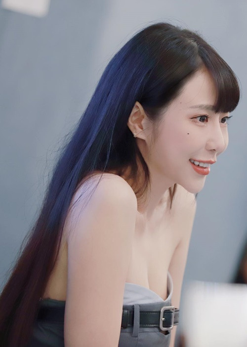 Mới đây, cô nàng tổ chức buổi ký tặng cho fan nhân dịp ra mắt sách ảnh.