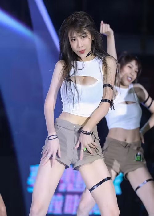 Mỗi lần xuất hiện trong nhóm nhảy, hot girl siêu vòng một luôn nhận được sự chú ý của nhiều khán giả.