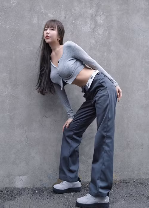 Tử Ninh được nhiều fan yêu thích bởi thích phong cách gợi cảm vừa đủ.