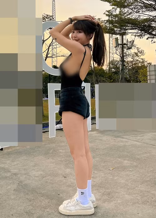 Tử Ninh sở hữu vóc dáng quyến rũ với vòng một căng đầy, eo con kiến cùng vòng ba nảy nở.