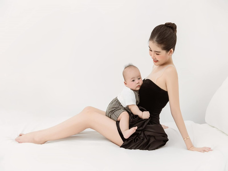 "Ngoài thời gian làm công việc chính nếu có những chương trình phù hợp, sự kiện có tính nhân văn hoặc công việc từ các mối quan hệ thân thiết thì tôi vẫn linh động sắp xếp tham gia thôi", cô nói.