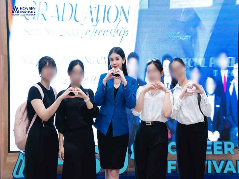 Ngân Anh làm giảng viên tại một trường đại học từ năm 2020.