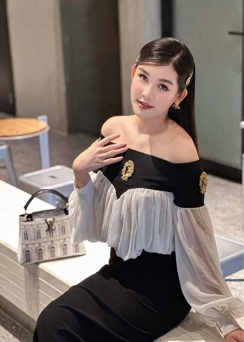 Được chồng và gia đình hai bên hỗ trợ chăm sóc con trai, Ngân Anh trở lại với công việc giảng dạy, tham gia sự kiện sau 4 tháng sinh nở.