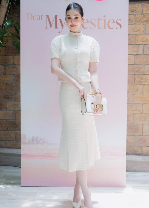 Nàng hậu từng chia sẻ trên Vietnamnet, do tính cách khá "nhạt", lại không có tài lẻ nghệ thuật nào, cô không dấn thân vào môi trường showbiz.