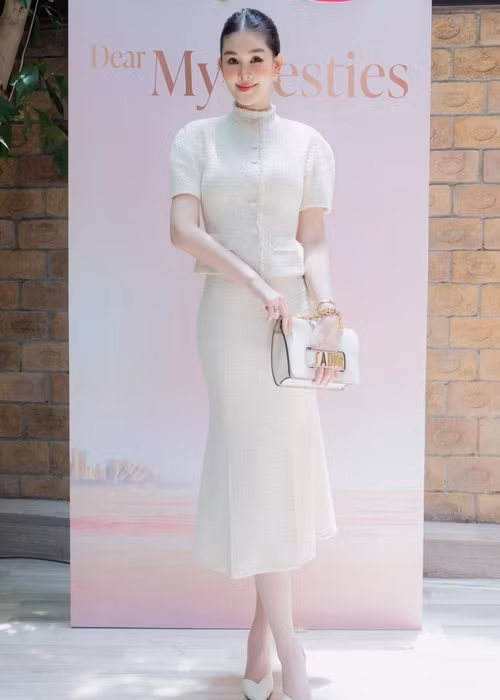 Nàng hậu từng chia sẻ trên Vietnamnet, do tính cách khá "nhạt", lại không có tài lẻ nghệ thuật nào, cô không dấn thân vào môi trường showbiz.