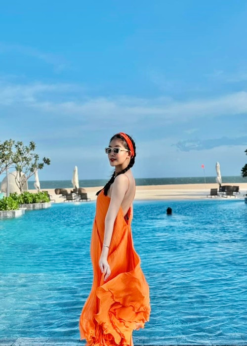 Nàng hậu khoe vẻ quyến rũ với váy hở lưng trong chuyến đi biển mới đây.