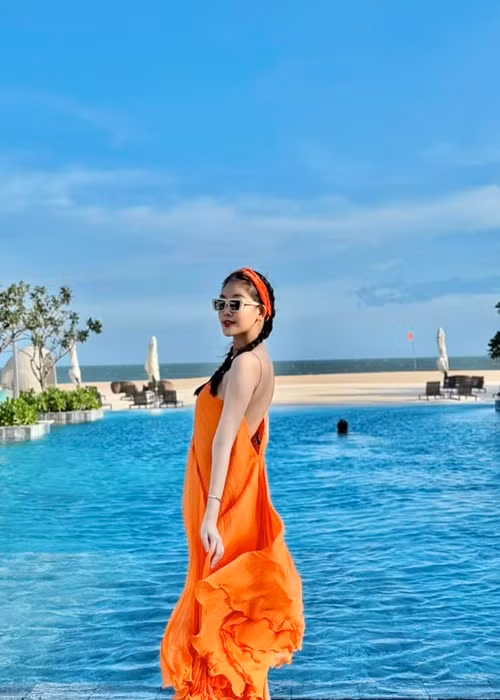 Nàng hậu khoe vẻ quyến rũ với váy hở lưng trong chuyến đi biển mới đây.