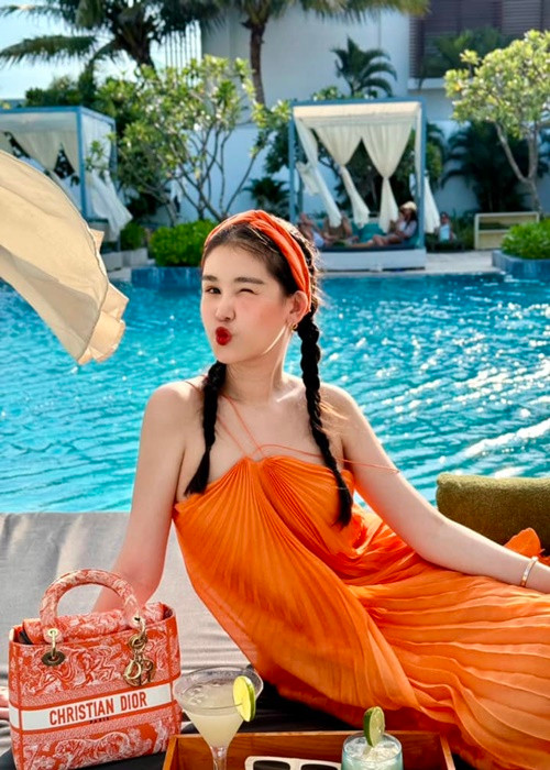 Ngân Anh tự tin diện trang phục gợi cảm.