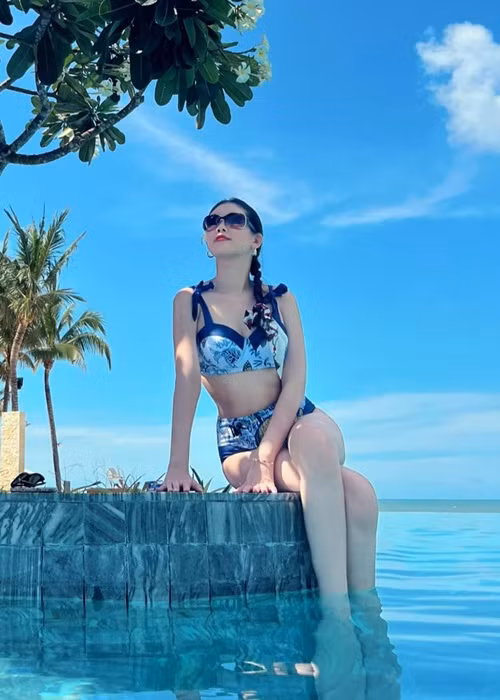 Ngân Anh mặc bikini khoe eo thon, cơ bụng săn chắc.