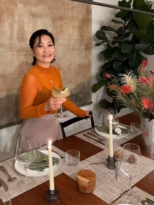 Vợ cũ Quang Minh tận hưởng bữa ăn lãng mạn ngay tại nhà.