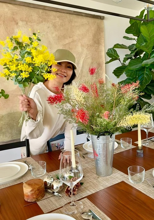 Hồng Đào thường cắt hoa tươi trong vườn để cắm trong nhà.