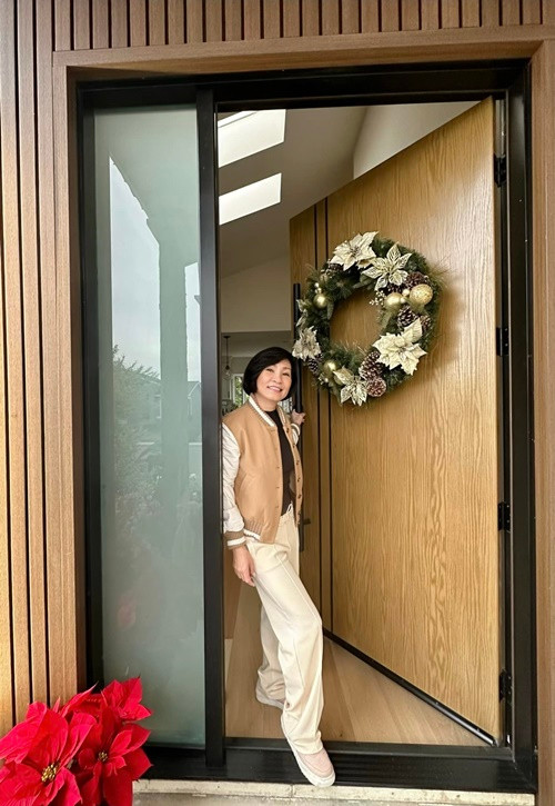 Sau khi ly hôn, Hồng Đào sống trong biệt thự cùng mẹ ruột và hai con gái ở Mỹ.