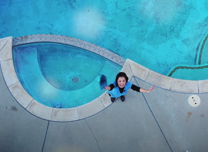 Biệt thự của Hồng Đào có bể bơi. Trong một clip, nữ diễn viên chia sẻ: "Tôi làm bể bơi để bơi mấy tháng mùa hè thôi nhưng cũng ít dùng đến".