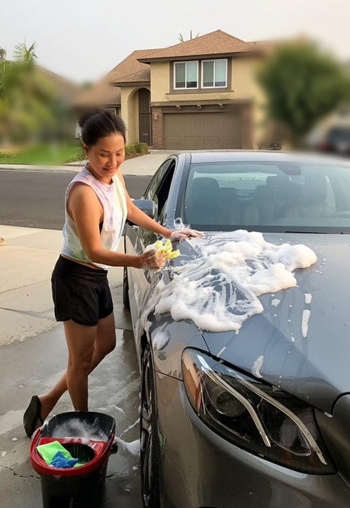 Hồng Đào rửa xe hơi tại nhà. Hiện tại, cuộc sống của cô ở Mỹ đầy bình yên.