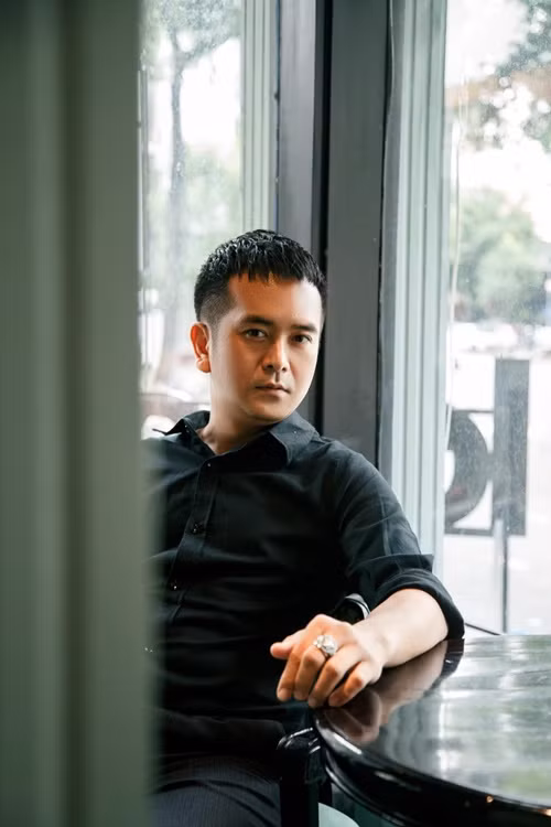 Tháng 1/2016, Hùng Thuận tiết lộ, trong hai năm ly hôn, anh kiên trì thể hiện tình cảm, trách nhiệm với vợ cũ và con trai bằng lời nói lẫn hành động vì vậy hai người tái hợp. Ảnh: FB Hùng Thuận.