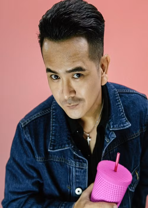 Hùng Thuận và H. hẹn hò từ năm 2021 đến năm 2022. Cả hai quen biết qua mạng xã hội. Lý do Hùng Thuận chia tay là vì H. mâu thuẫn với mẹ của nam diễn viên. Ảnh: FB Hùng Thuận.