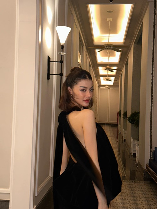 Nàng hậu thường xuyên diện trang phục giấu vòng hai. Ảnh: FB Kiều Loan.