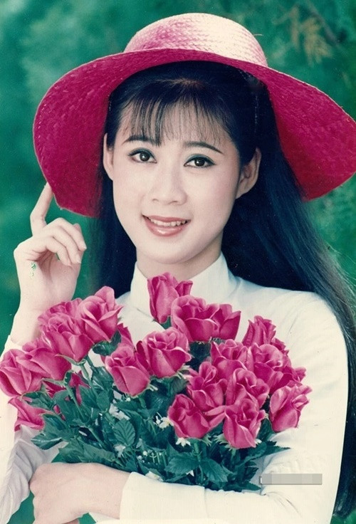 Sinh năm 1970, diễn viên Diễm Hương tốt nghiệp trường Nghệ thuật Sân khấu 2 (nay là trường Đại học Sân khấu Điện ảnh TP HCM). Năm 1989, Diễm Hương trở nên nổi tiếng nhờ đóng vai Cúc Hoa trong bộ phim Phạm Công - Cúc Hoa. Ảnh: Znews.
