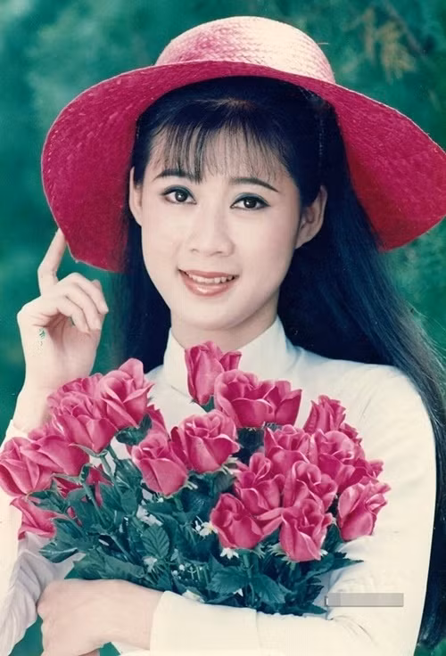 Sinh năm 1970, diễn viên Diễm Hương tốt nghiệp trường Nghệ thuật Sân khấu 2 (nay là trường Đại học Sân khấu Điện ảnh TP HCM). Năm 1989, Diễm Hương trở nên nổi tiếng nhờ đóng vai Cúc Hoa trong bộ phim Phạm Công - Cúc Hoa. Ảnh: Znews.