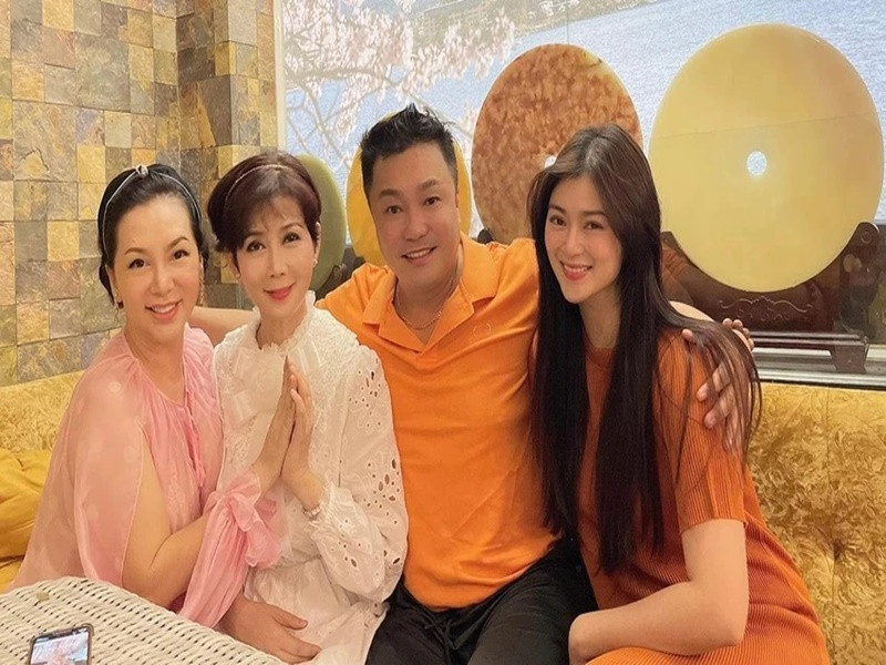 Hình ảnh Diễm Hương bên Mộng Vân, Lý Hùng trong chuyến về Việt Nam năm 2022. Ảnh: Pháp Luật TPHCM.