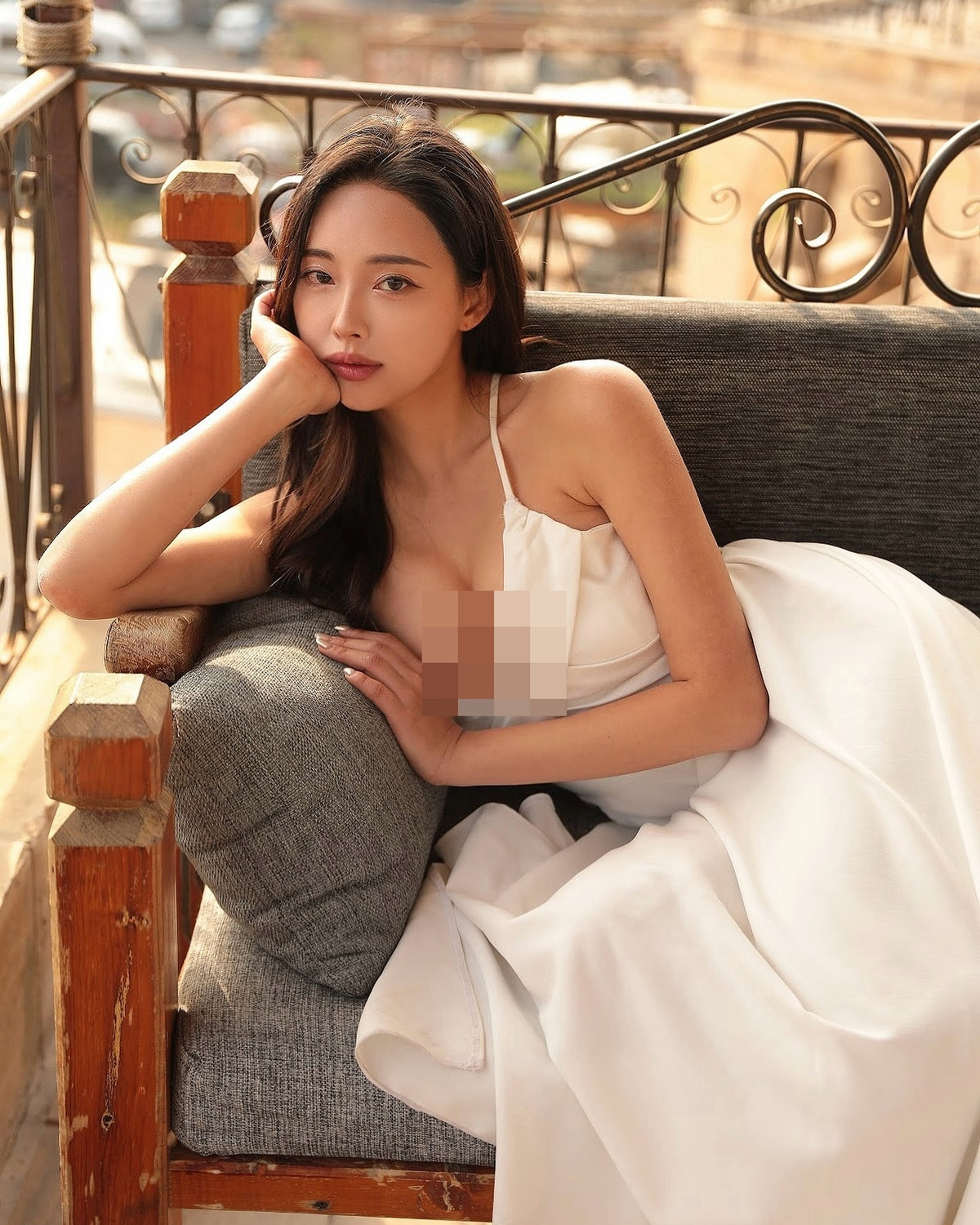 Cô nàng khoe vòng một căng đầy với váy xẻ ngực sâu.