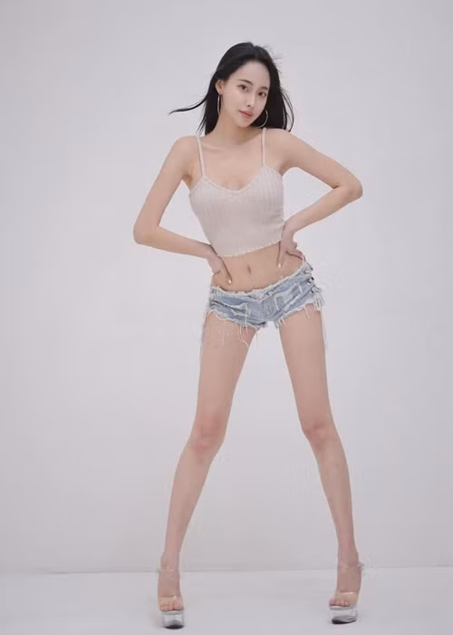 Đôi chân dài nuột nà cũng là lợi thế hình thể của Ella.