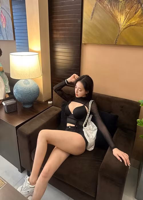 Hot girl người Hàn Quốc theo đuổi phong cách táo bạo ở đời thường.