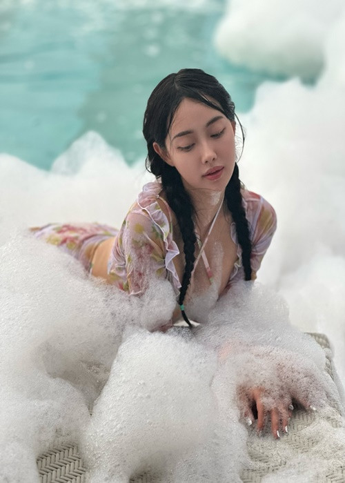 Cô nàng khoe trọn đường cong cơ thể trong bộ trang phục mỏng manh.