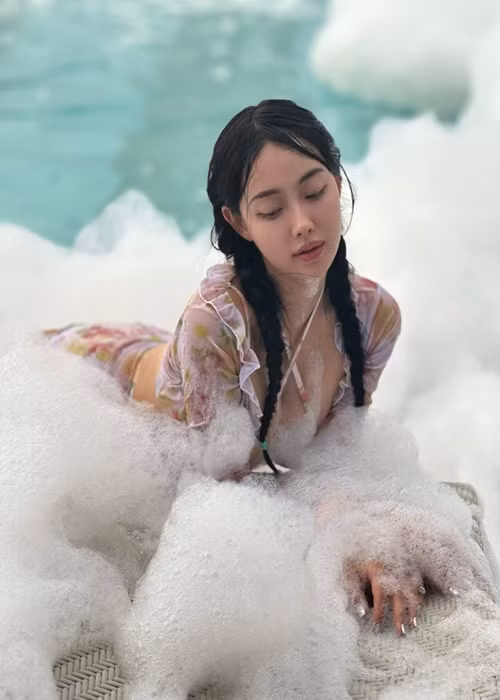 Cô nàng khoe trọn đường cong cơ thể trong bộ trang phục mỏng manh.