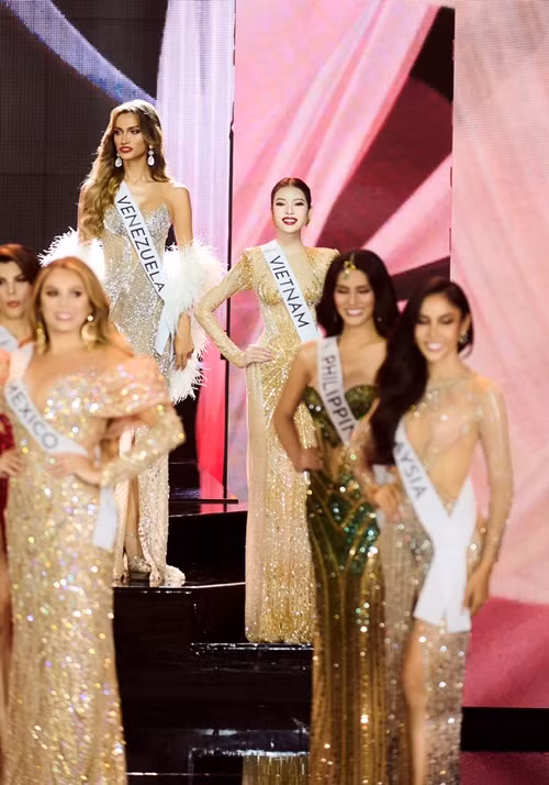 Tường San đoạt 2 giải trong bán kết: Thí sinh trình diễn bán kết tốt nhất và Thí sinh có làn da đẹp nhất.