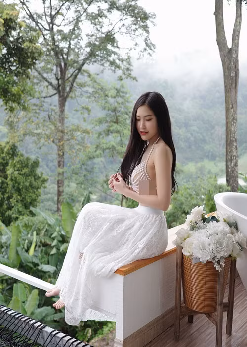 Nhiều cư dân mạng khuyên Namfar nên tiết chế, sử dụng trang phục gợi cảm vừa đủ.