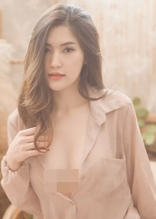 Diện mốt không nội y khi mặc áo sơ mi xuyên thấu, Namfar khiến người nhìn phải ái ngại.