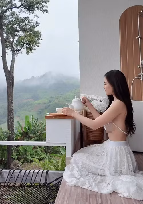 Hot girl xinh đẹp tỏ ra khá kiên định với phong cách thời trang hở bạo.
