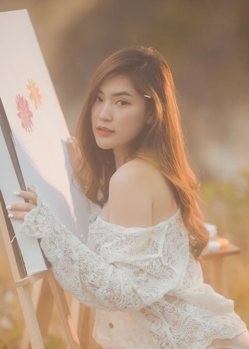 Hot girl siêu vòng một diện nội y cùng chiếc áo choàng ren xuyên thấu khi vẽ tranh giữa cánh đồng.