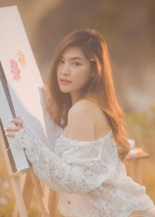 Hot girl siêu vòng một diện nội y cùng chiếc áo choàng ren xuyên thấu khi vẽ tranh giữa cánh đồng.