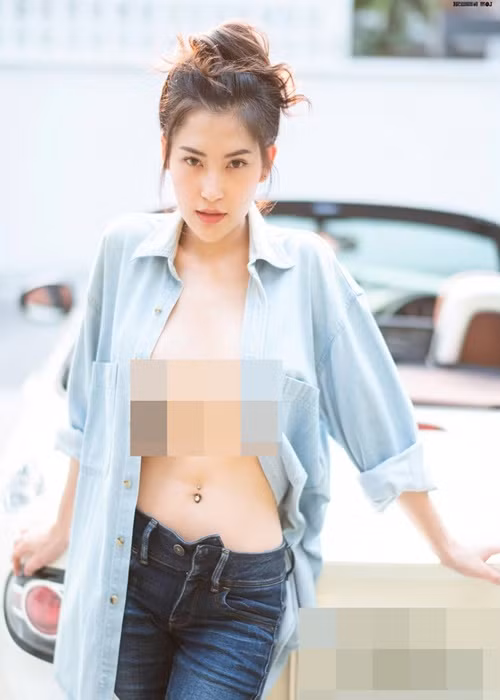 Hot girl xứ chùa vàng khoe vòng một "khủng" khi khoác hờ hững chiếc áo sơ mi.