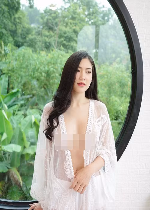 Những bức ảnh Namfar "thả rông" vòng một gây ra ý kiến trái chiều. Nhiều người cho rằng hot girl người Thái Lan ăn mặc phản cảm, tạo tranh cãi để đánh bóng tên tuổi.