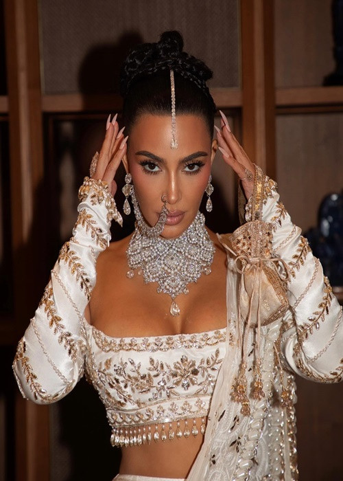 Vợ cũ Kanye West đeo trang sức kim cương trong các sự kiện quan trọng. Theo Znews, trong siêu đám cưới của Anant Ambani, con trai tỷ phú giàu nhất châu Á vào tháng 7/2024, Kim Kardashian đeo vòng cổ đính 170 carat kim cương, đôi hoa tai 62 carat kim cương, khuyên mũi 70 carat kim cương.
