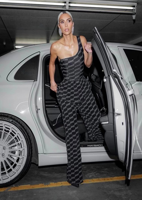 Kim Kardashian còn sử dụng xe hơi sang trọng khi di chuyển.