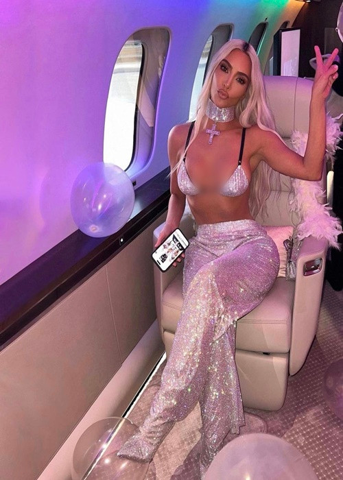Mỗi khi đi xa, Kim Kardashian di chuyển bằng máy bay riêng 150 triệu USD.