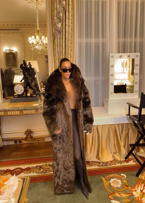 Vợ cũ Kanye West vẫn giữ phong cách hở bạo sau khi ly hôn.