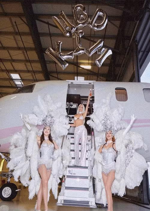 Vợ cũ Kanye West mua máy bay riêng năm 2022.