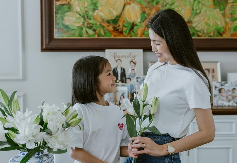 Bé Chloe sở hữu nụ cười tỏa nắng cùng làn da nâu khỏe khoắn giống Hà Tăng. Sau loạt ảnh mới nhất của bé Chloe, nhiều người tò mò hình ảnh ngày nhỏ của Tăng Thanh Hà. Ảnh: Instagram Tăng Thanh Hà.