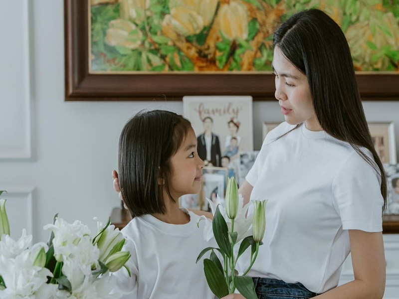 Mới đây, trên trang cá nhân, Tăng Thanh Hà đăng ảnh bên con gái 7 tuổi Chloe. Đây là lần đầu tiên bé Chloe gần như lộ rõ mặt. Ảnh: Instagram Tăng Thanh Hà.