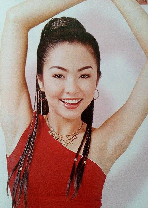 Vào năm Hà Tăng lên 10 tuổi, bố của cô làm ăn thất bại, mẹ của cô phải thay chồng làm trụ cột gia đình. Ngoài ra, từ khi lên 10 tuổi, Hà Tăng đã phải phụ mẹ bán nước mía ven đường. Ảnh: Tiền Phong.