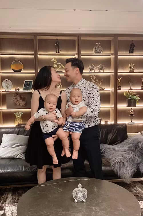 Cuộc sống của MC Thành Trung và vợ con trong penthouse 18 tỷ Cuoc song cua MC Thanh Trung va vo con trong penthouse 18 ty