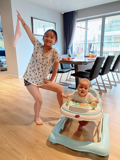 Con gái Thành Trung yêu thương các em cùng cha khác mẹ. "Ba biết 1 tuần là chưa đủ với con và những người yêu thương con khi về với ba, nhưng thời gian của con vẫn còn rất nhiều ở phía trước, ba tin tình yêu thương thật sự sẽ luôn gắn kết tất cả chúng ta. Ba hạnh phúc vô cùng khi con yêu thương các em và các em cũng quấn quýt bên con. Ba yêu gái cả của ba", Thành Trung nhắn nhủ con gái năm 2020.