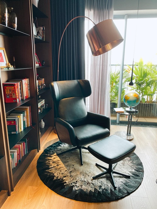 Nam MC thường đọc sách gần ban công.