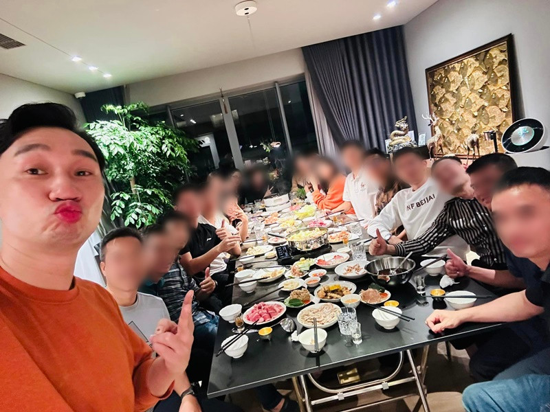 Nam MC và vợ thường xuyên mời người thân, bạn bè đến ăn uống tại nhà.