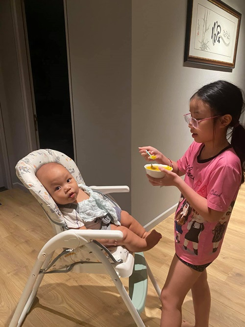 Thành Trung thi thoảng đón con gái riêng về nhà chơi.